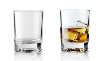 conjunto de bebidas alcohólicas. whisky escocés en vaso elegante con cubitos de hielo sobre fondo blanco.