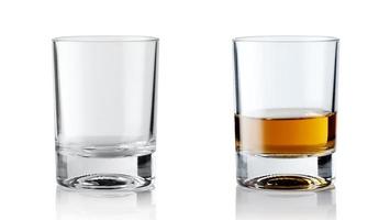 conjunto de bebidas alcohólicas. whisky escocés en vaso elegante sobre fondo blanco.