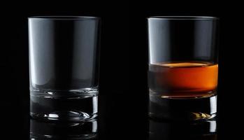 conjunto de bebidas alcohólicas. whisky escocés en vidrio elegante sobre fondo negro. foto