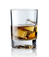 whisky escocés en un vaso elegante con cubitos de hielo sobre fondo blanco.