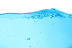 Agua superficial azul y burbuja de aire aislado sobre fondo blanco.
