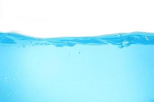 Agua superficial azul y burbuja de aire aislado sobre fondo blanco. foto