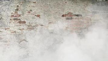 la vieja pared de ladrillo con fondo de movimiento de niebla. video