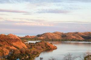 hermosa vista de las colinas en el océano en labuan bajo indonesia foto