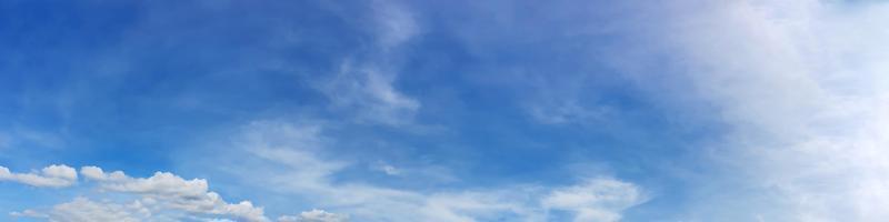 panorama del cielo con nubes en un día soleado. hermosa nube cirro. foto