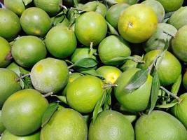 limón dulce. lima dulce. Se refiere a grupos de híbridos de cítricos que contienen pulpa y jugo de baja acidez. foto