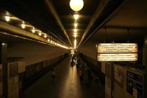 viejas luces del metro y señalización en el metro de kiev foto