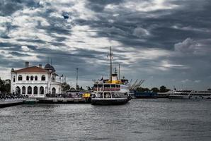 ferry de pasajeros en el mar con cielo nublado foto