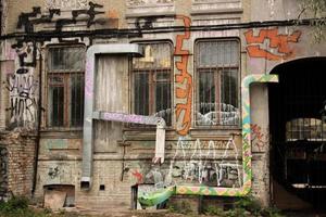 edificios abandonados en ruinas con paredes de graffiti en kiev foto