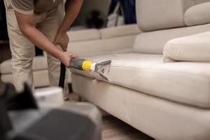 limpiar un sofá sucio con una lavadora de sofás foto