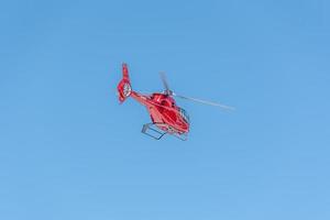 granvalira, andorra. 16 de marzo de 2022. helicóptero de servicio turístico aterrizando en la estación de esquí de grandvalira en el invierno de 2022 foto