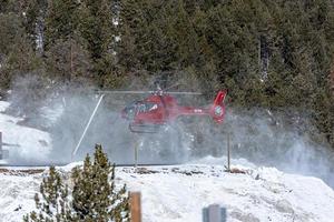 granvalira, andorra. 16 de marzo de 2022. helicóptero de servicio turístico aterrizando en la estación de esquí de grandvalira en el invierno de 2022 foto