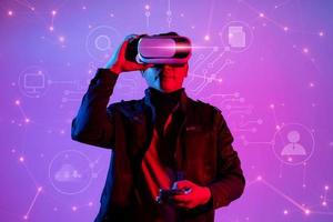 tecnología del mundo cibernético digital del metaverso, hombre con gafas de realidad virtual vr jugando un juego y entretenimiento de realidad aumentada foto