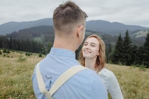 sesión de fotos de los novios en las montañas. foto de boda estilo boho.