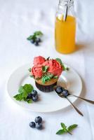 delicioso cupcake en un plato blanco sobre un fondo blanco. foto