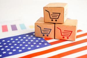 compras en línea, caja de carrito de compras en el gráfico de negocios y la bandera de Estados Unidos, importación, exportación, comercio financiero. foto