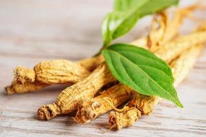 raíces de ginseng y hoja verde, comida saludable. foto