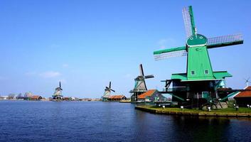 molinos de viento y lago de agua de río en holanda, países bajos, europa foto