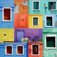 ventanas de colores mezclados paredes y puertas arquitectura vivienda en burano, italia, europa foto