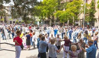 Barcelona, España, 10 de junio de 2018-personas mayores bailando foto