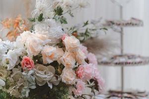 un dulce ramo de flores para decorar sobre la mesa. bienvenida en la boda. foto