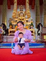 tailandia, sukhothai, 2022-mujer y niño en el templo thungsaliam foto