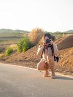 mujer en el camino foto