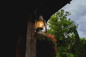 lámpara vintage y naturaleza foto