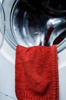 toalla roja en lavadora foto