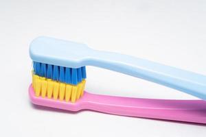 un conceptual de un cepillo de dientes de pareja enamorado. los cepillos de dientes transmiten la relación humana entre un hombre y una mujer. foto
