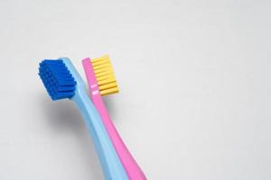 un conceptual de un cepillo de dientes de pareja enamorado. los cepillos de dientes transmiten la relación humana entre un hombre y una mujer. foto