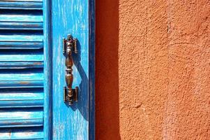 ventana azul en la pared naranja foto