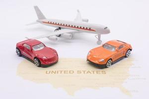 coche y avión en el mapa americano foto