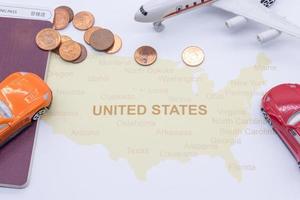 brújula de pasaporte y monedas en un mapa americano. concepto de viaje de negocios