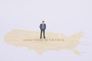 gente en miniatura, hombre de negocios de pie en el mapa americano foto