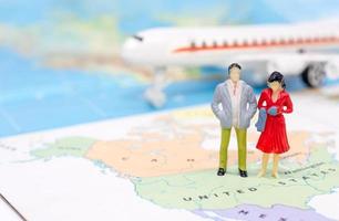 gente en miniatura, pareja de pie en el mapa americano foto