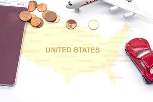 brújula de pasaporte y monedas en un mapa americano. concepto de viaje de negocios