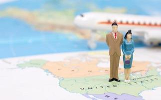 gente en miniatura, pareja de pie en el mapa americano foto