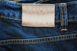textura de jeans con etiqueta de cuero foto