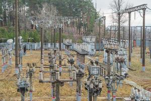 subestación eléctrica ferroviaria de alto voltaje en un bosque de coníferas. foto