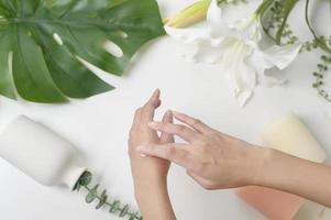 cerrar la mano de aplicar crema hidratante, cuidado de la piel y concepto de belleza foto