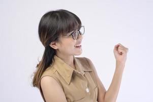 Bella mujer con gafas sobre estudio de fondo blanco. foto