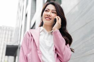 imagen de mujer de negocios asiática en la calle foto