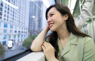 retrato de mujer asiática en el tren foto