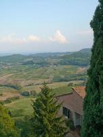 vista de montepulciano en toscana, italia foto