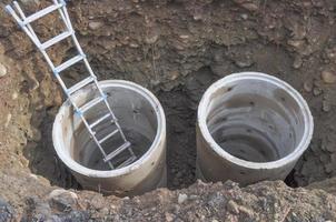 construcción de una alcantarilla de hormigón en el suelo foto