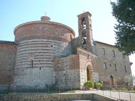 iglesia y capilla de montesiepi, toscana, italia foto