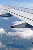 vista aérea desde un avión volador en el cielo foto