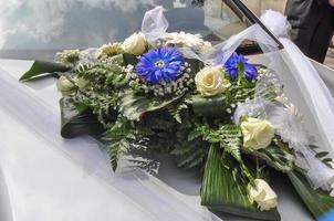 ramo de flores en un coche en la ceremonia de la boda foto