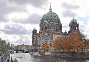 berliner dom iglesia catedral en berlín, alemania foto